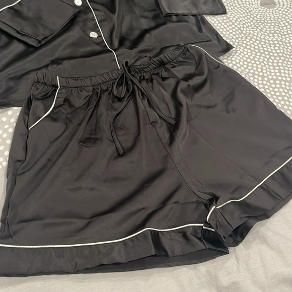 🎄🎄🎄NEW, Satin Short and Long Sleeve Pajama Set - Picture 2 of 5